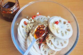 倒入3勺辣椒油，和1大勺熟油（烧热过的油）