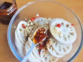 倒入3勺辣椒油，和1大勺熟油（烧热过的油）