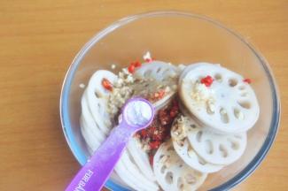 倒入少量的糖粉。