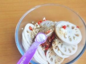 倒入少量的糖粉。