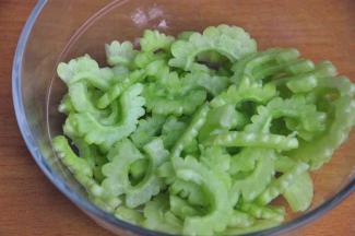 20分钟苦瓜出水变软，挤干水分。