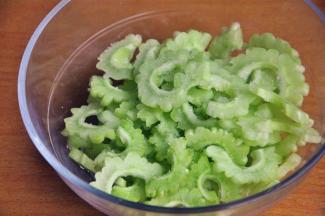 用少许盐抓腌一下，一来有助于减轻苦瓜的苦涩味，二来炒出来的苦瓜更脆口。