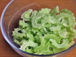 用少许盐抓腌一下，一来有助于减轻苦瓜的苦涩味，二来炒出来的苦瓜更脆口。