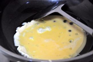 热锅冷油倒入鸡蛋液（鸡蛋液加半勺盐调散)