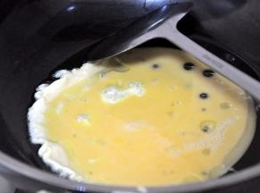 热锅冷油倒入鸡蛋液（鸡蛋液加半勺盐调散)