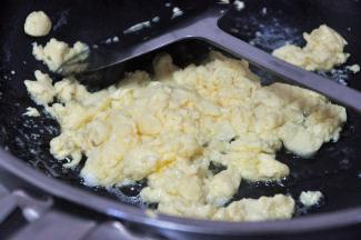 快速拨散至凝固即可盛出。