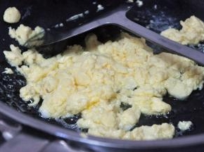 快速拨散至凝固即可盛出。