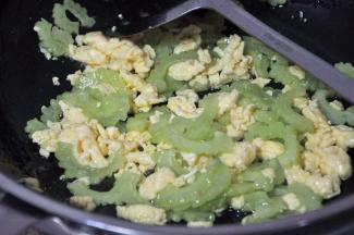 将鸡蛋倒入，根据个人口味再加少量的盐炒匀即可出锅。