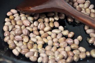 冷锅冷油冷花生，油适量，花生放入锅里，小火慢炸，不停翻动，听到噼噼啪啪的声音结束就差不多了。