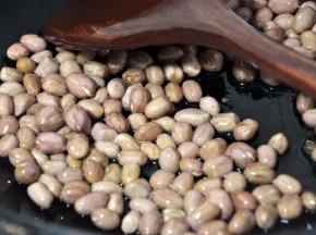 冷锅冷油冷花生，油适量，花生放入锅里，小火慢炸，不停翻动，听到噼噼啪啪的声音结束就差不多了。