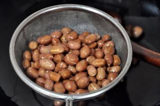 一定要注意火候，全程小火，切记不要炸糊了，捞起沥干油备用，花生米热的时候是不脆不酥的，记得先放凉花生。