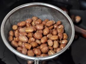 一定要注意火候，全程小火，切记不要炸糊了，捞起沥干油备用，花生米热的时候是不脆不酥的，记得先放凉花生。