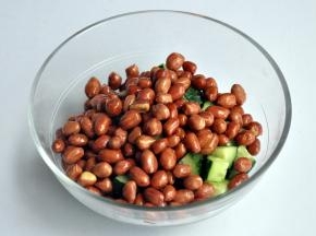 在大碗中先倒入黄瓜和花生米。