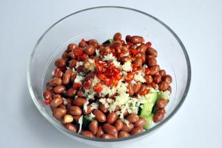 接着倒入蒜蓉和辣椒碎。