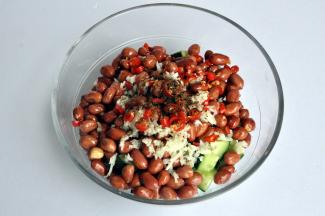 倒入适量的胡椒粉。