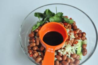 放入香菜，分别倒入一勺生抽和小半勺醋。