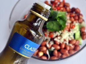 倒入适量橄榄油，也可以用锅里炸花生米剩下的油，然后拌均匀即可。