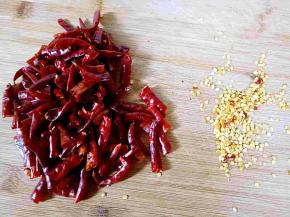 辣椒剪成段，把辣椒籽抖落，很轻松就能分离辣椒和辣椒籽