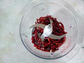 把辣椒段放入料理机中，打成辣椒粉