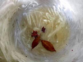 锅里放油，油烧热到快要冒烟时关火，稍微放凉后，放入香叶和八角炸香，炸好后捞出(可以留着炒菜用)