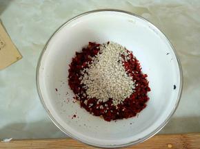 找一个不怕烫的容器放入辣椒粉和芝麻(容器最好不锈钢，瓷器会被烫裂)