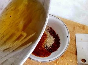 待油放凉至6成热时，倒入辣椒粉中