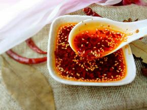 做好的辣椒油，颜色特别红亮