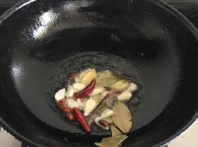 锅内倒入适量油，放入生姜，桂皮，干辣椒，香叶，大蒜炒香