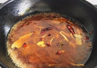 接着倒入没过牛肉大半的水，大火烧开后转小火煮一小时左右