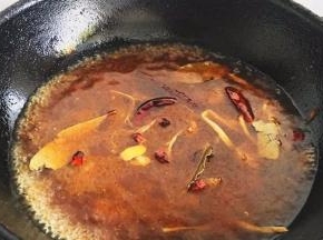 接着倒入没过牛肉大半的水，大火烧开后转小火煮一小时左右