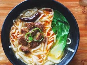 碗底放入面条，倒入一些面条水，然后倒入牛肉汁搅拌均匀，接着放上牛肉，小青菜和葱花，浇一点红油即可食用~