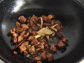 然后倒入牛肉炒上色，加入两汤勺生抽