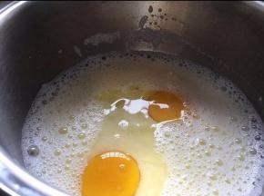 奶液凉透打入两个全蛋搅拌均匀