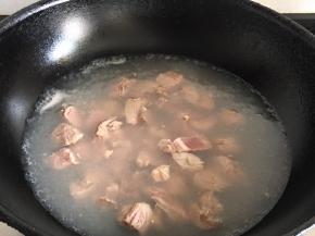冷水下锅焯掉血沫，然后清洗干净沥干水