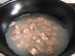 冷水下锅焯掉血沫，然后清洗干净沥干水