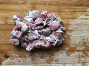 将牛肉切块