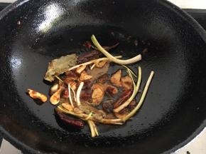 接着放入葱白，冰糖，番茄酱和豆瓣酱炒匀