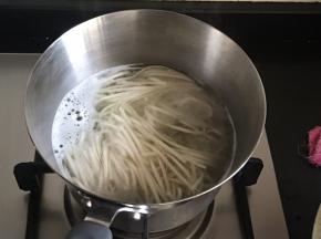 接着下入面条，用筷子搅散防止粘连，煮个五分钟左右面条变软即可捞出