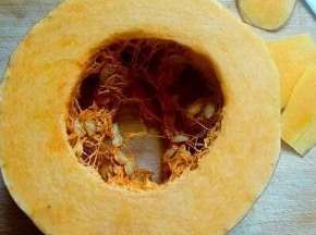 南瓜去皮，去瓤。