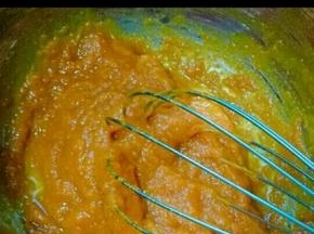 南瓜去皮去瓤厚，洗干净，切块，隔水蒸熟，取出蒸熟的南瓜，用手动打蛋器打成南瓜泥。