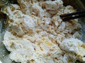 加入糯米粉，用筷子搅拌均匀，再柔成面团。