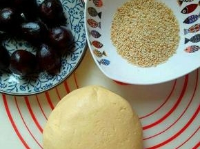 豆沙馅我是超市买的，有时间自己做的最好啦！
芝麻我是提前炒熟的，准备工作完成，准备包南瓜饼。