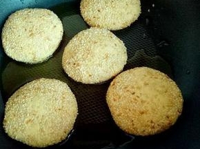 不粘锅中加入玉米油，再放入包好的南瓜饼，中小火煎至两面金黄即可出锅。