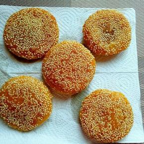 煎好的南瓜饼放在一张油纸上，吸掉油腻。