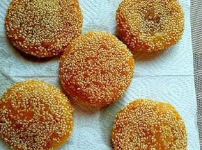 煎好的南瓜饼放在一张油纸上，吸掉油腻。