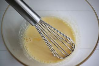 接着加入牛奶，搅拌均匀