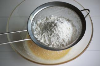 过筛加入低筋面粉