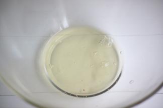 接着打发蛋清，分三次加入细砂糖