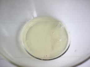 接着打发蛋清，分三次加入细砂糖