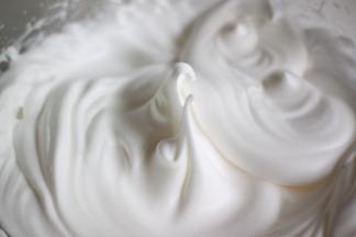 打发至直立的小尖角